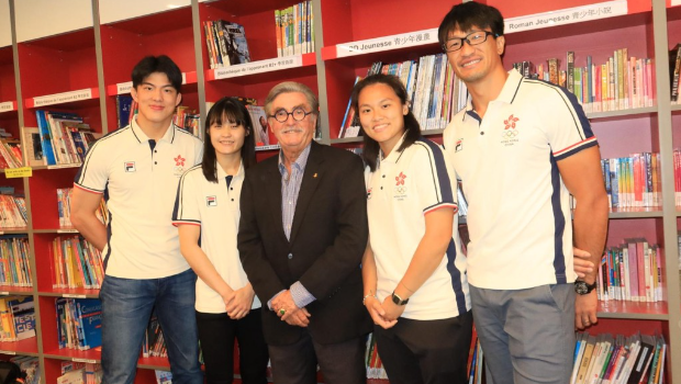 香港奥运队团长施文信（中），柔道李珏颖（左一）、王嘉莉（左二）及榄球姚锦成（右一）、冯凯晴（右二)出席活动