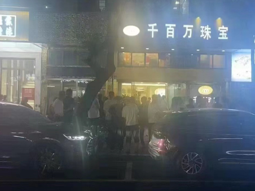 有人在涉事的供应商聚集。 有人在涉事的供应商聚集。