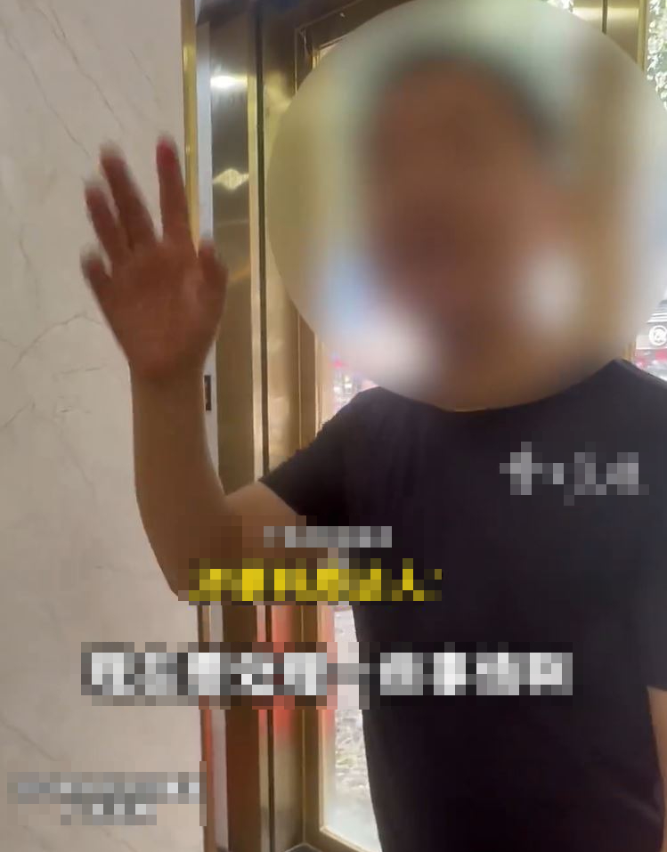 涉事老板否认会“走路”。 涉事老板否认会“走路”。