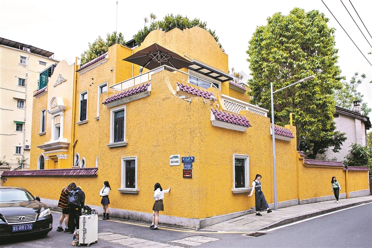 培正东街2号历史建筑前,年轻人在拍照打卡。 培正东街2号历史建筑前,年轻人在拍照打卡。