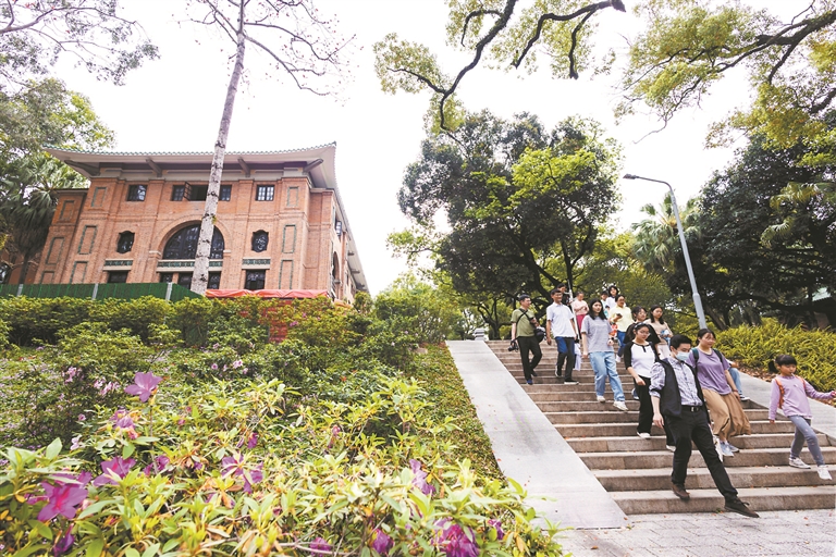 康乐园内处处鲜花盛开。 康乐园内处处鲜花盛开。