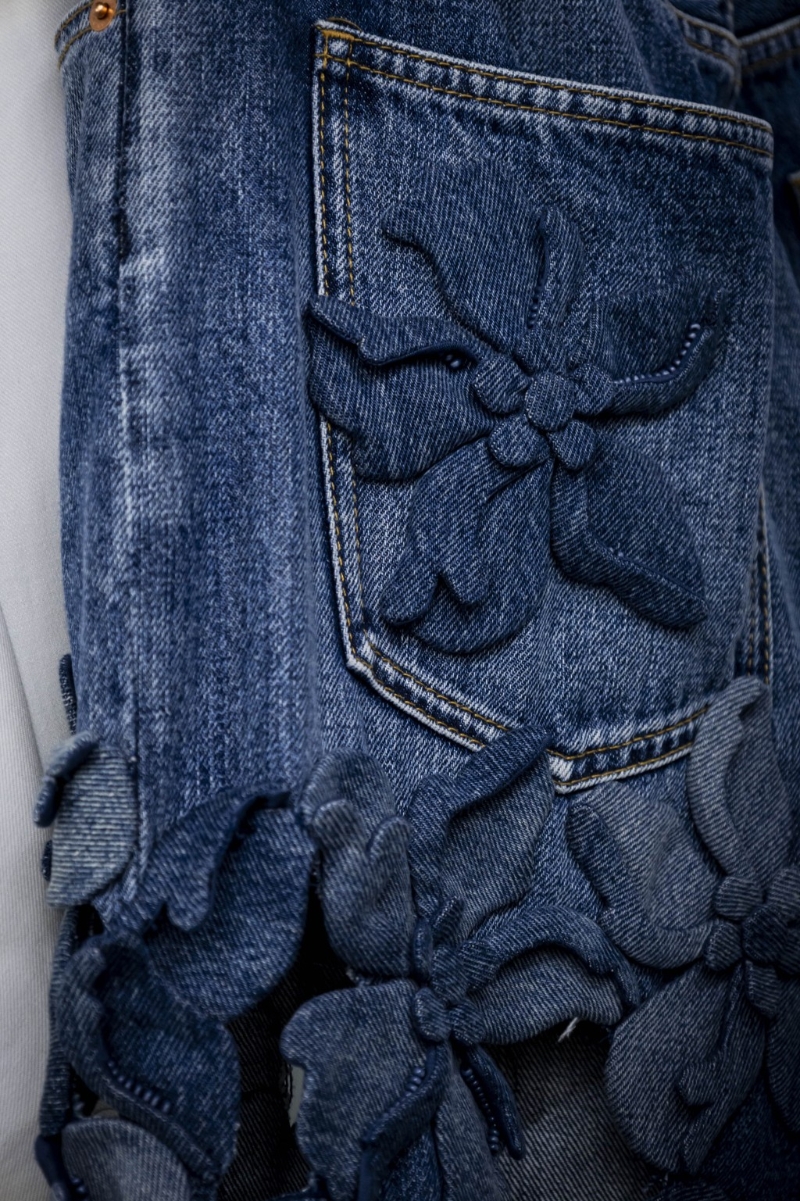 牛仔裤的口袋缀以立体花卉刺绣。 （Valentino）
