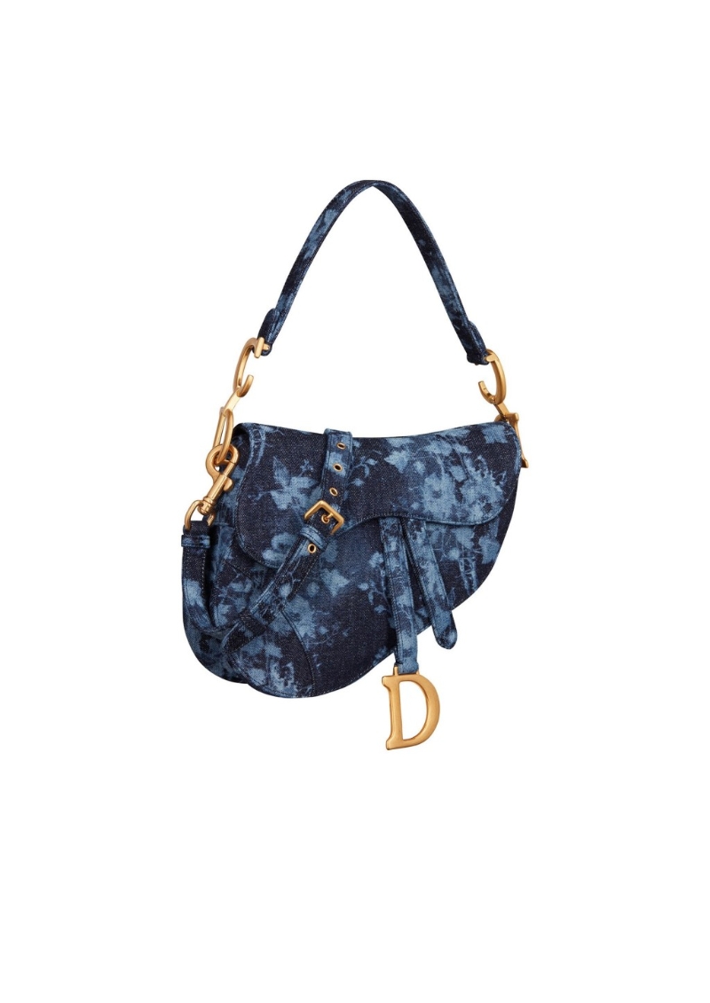Mille Fleurs被转化成深色主题图案，成为牛仔布Saddle Bag上的X光花卉图案。 （Dior）