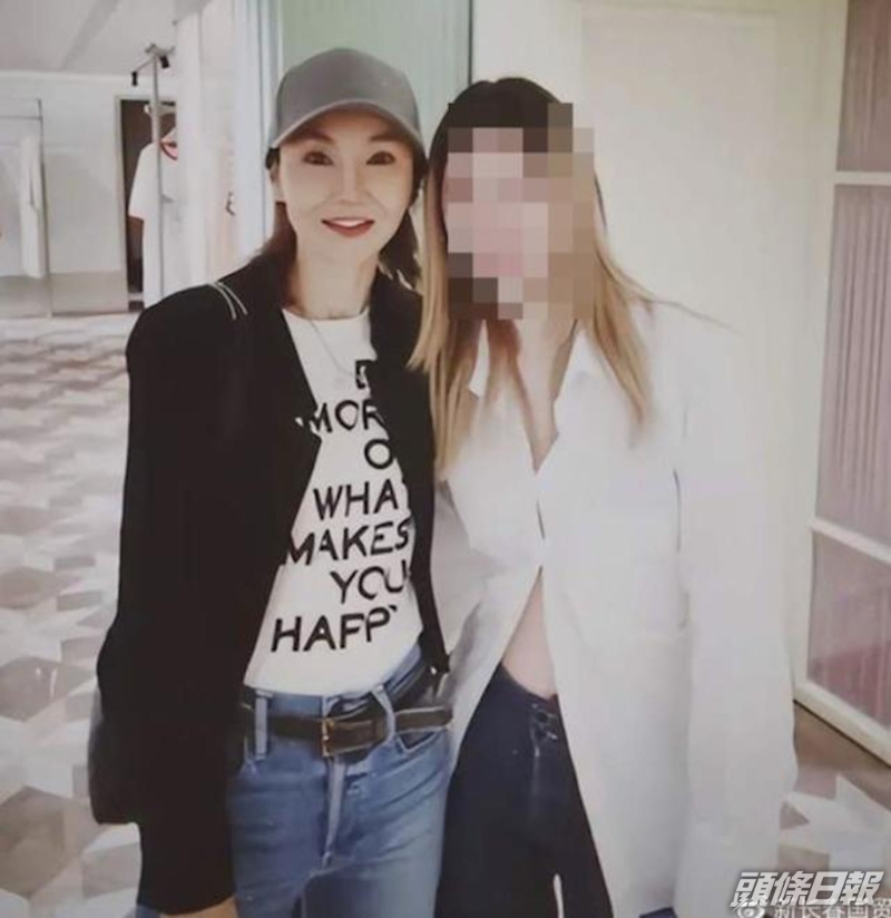 张曼玉近年深居简出,不过间中会被网民捕获。 张曼玉近年深居简出,不过间中会被网民捕获。