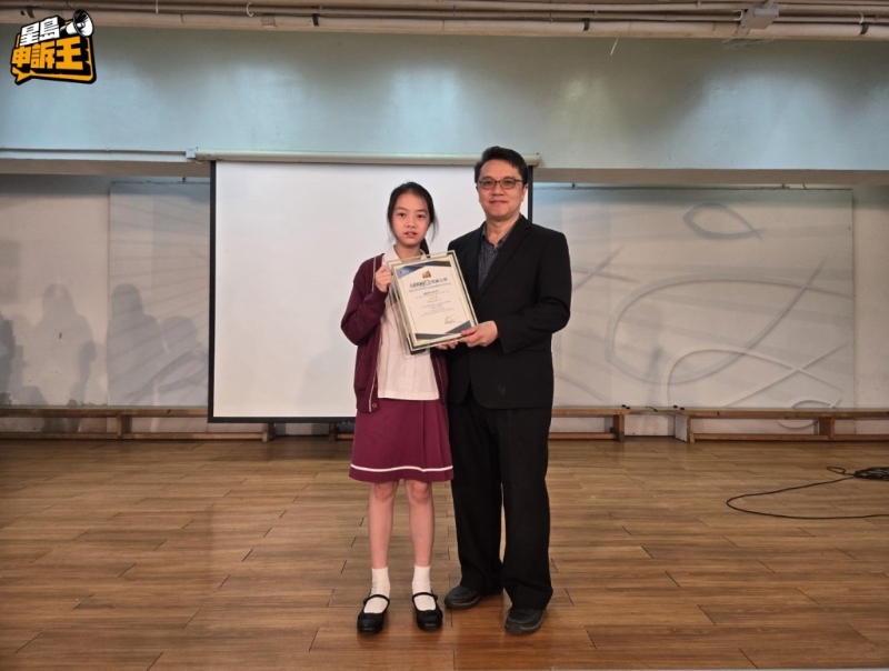中华基督教会协和小学（长沙湾）得奖学生江芯宇与蔡世鸿校长合照。