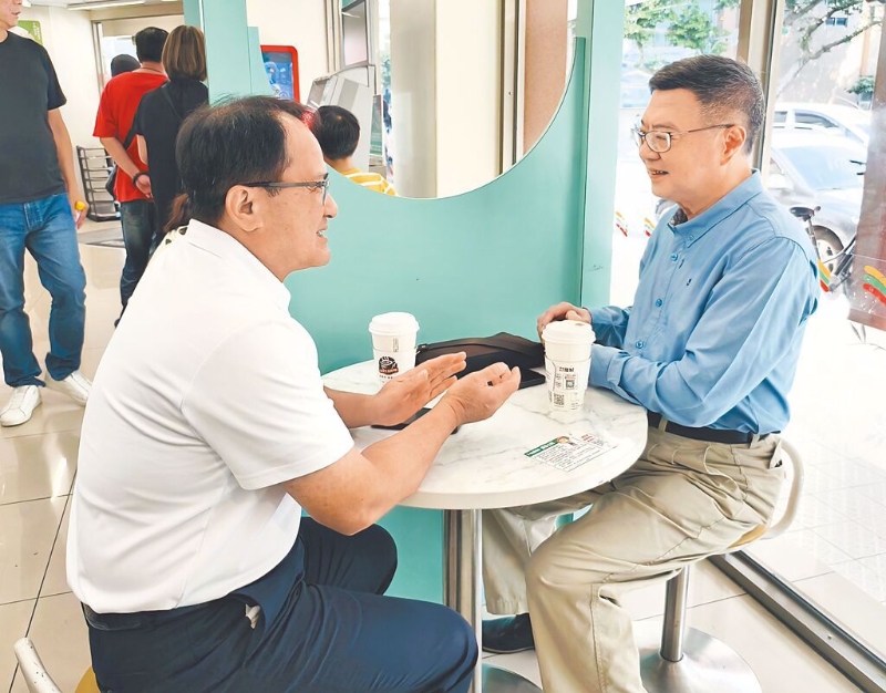 准“行政院长”卓荣泰（见图右）与林德训（见图左）日前在“立法院”附近超商喝咖啡。