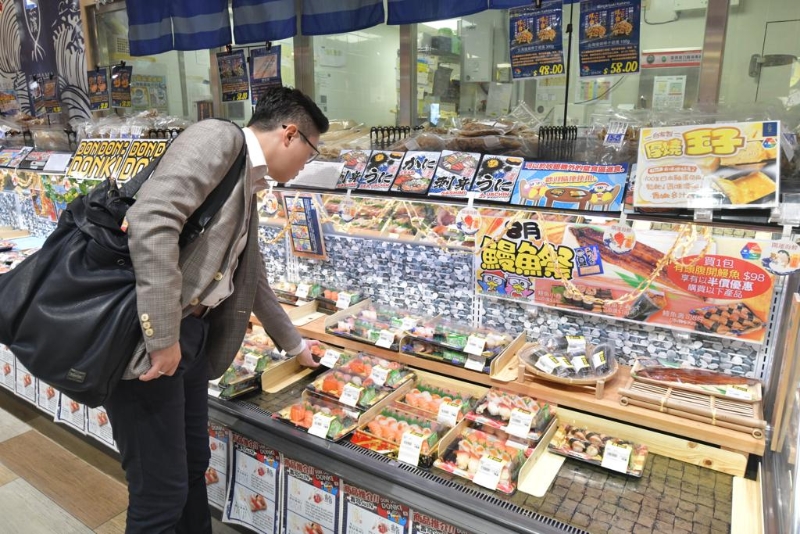 Donki的寿司、刺身拼盘，以往一向以塑料盒包装。