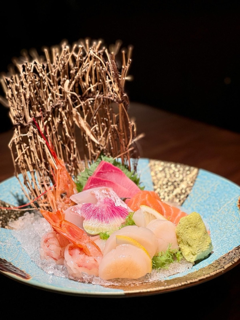 极上五点刺身盛选用时令新鲜刺身，当中包括日本带子及赤虾、挪威三文鱼，而来自香港本地的刺身则有油甘鱼、鲷鱼，油甘鱼充斥鱼油香气，口感清爽；鲷鱼肉质柔嫩，食落十分新鲜。