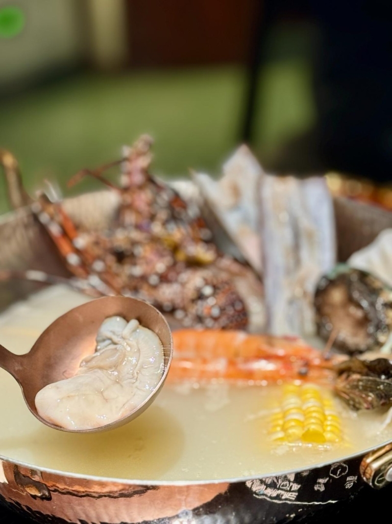 记者建议拣选由日本及本地鲷鱼熬制成的极上鲷鱼汤底，味道较淡、清甜，更能品尝到海鲜的鲜味。