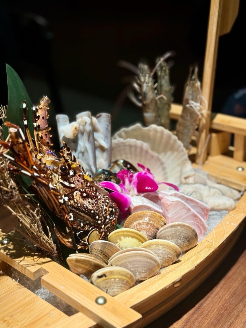 时令海鲜八点盛合选用即日时令海鲜，包括扇贝、鲍鱼、蛏子、北寄贝及生蚝等，当中鱼仲、沙白以及龙虾都是来自本地。