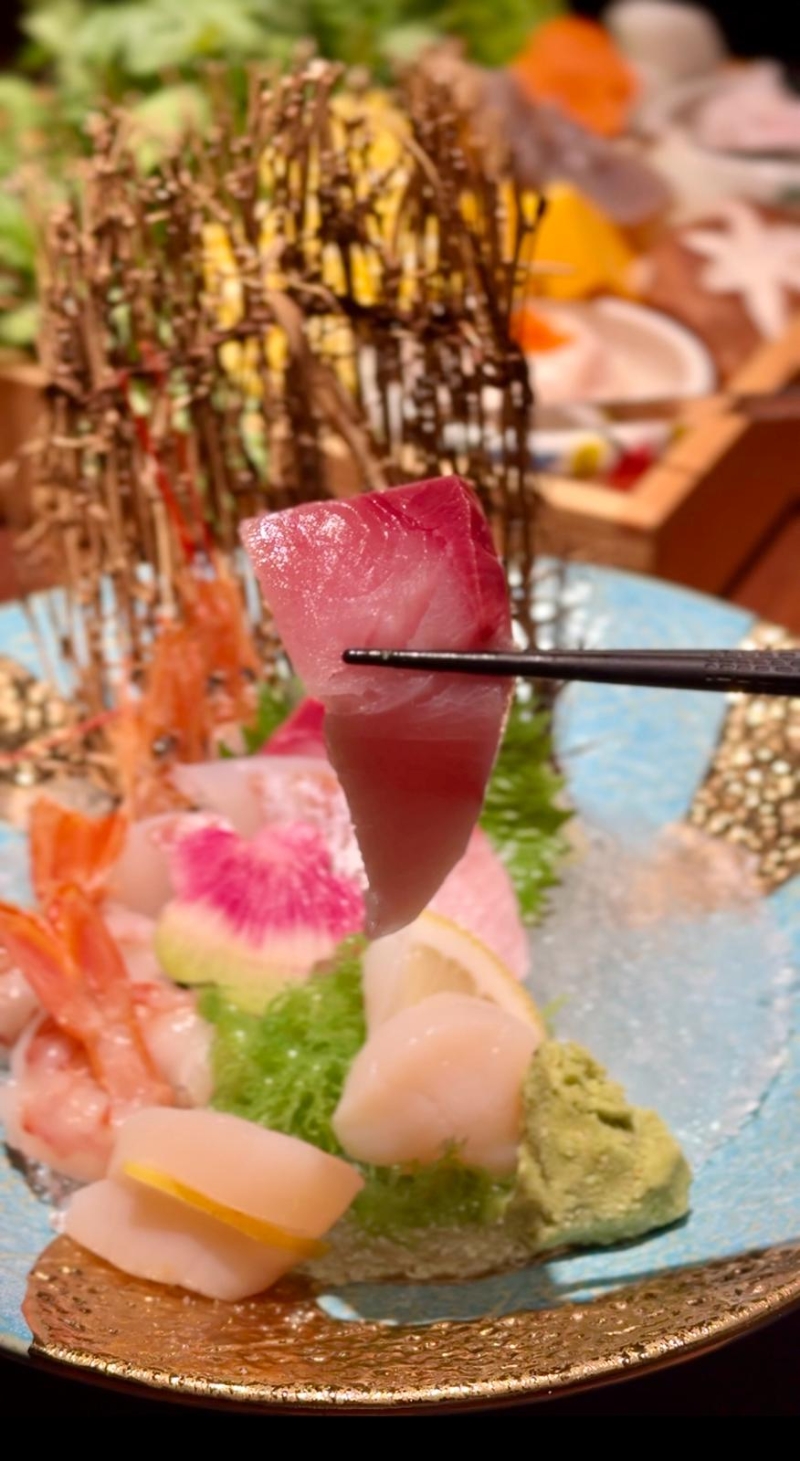 油甘鱼充斥鱼油香气，口感清爽；鲷鱼肉质柔嫩，食落十分新鲜。