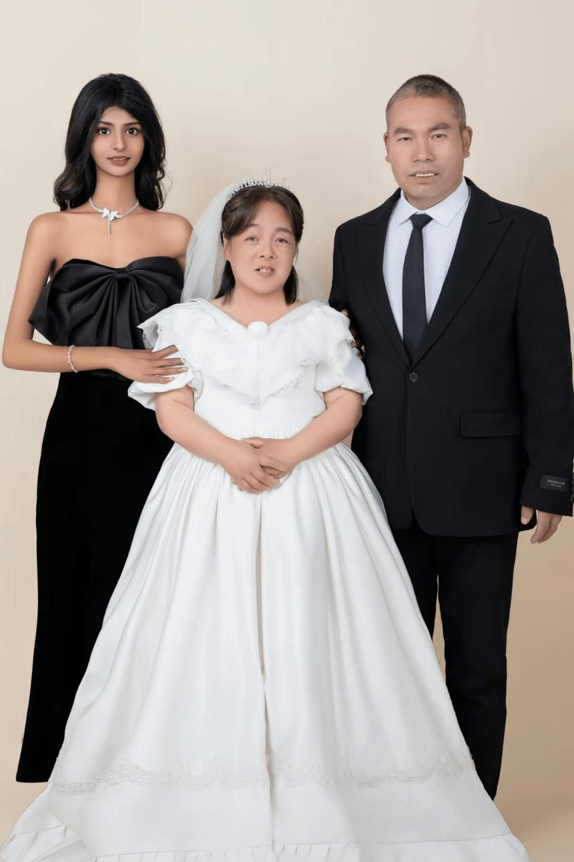 小黑妮和她的父母。 小黑妮和她的父母。