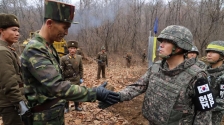 朝韩关系持续恶化，韩国指朝鲜在非军事区公路埋地雷