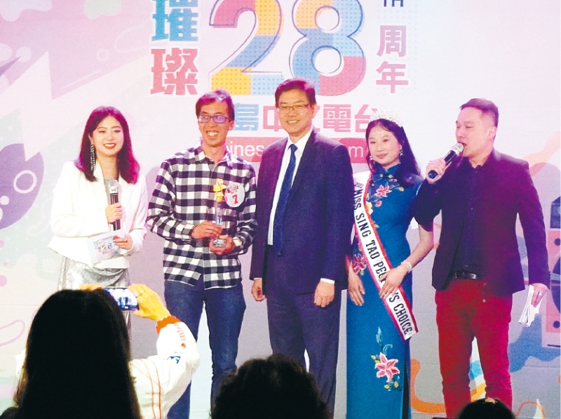 璀璨28年歌唱大赛7号选手关宇成（左二）摘得桂冠
