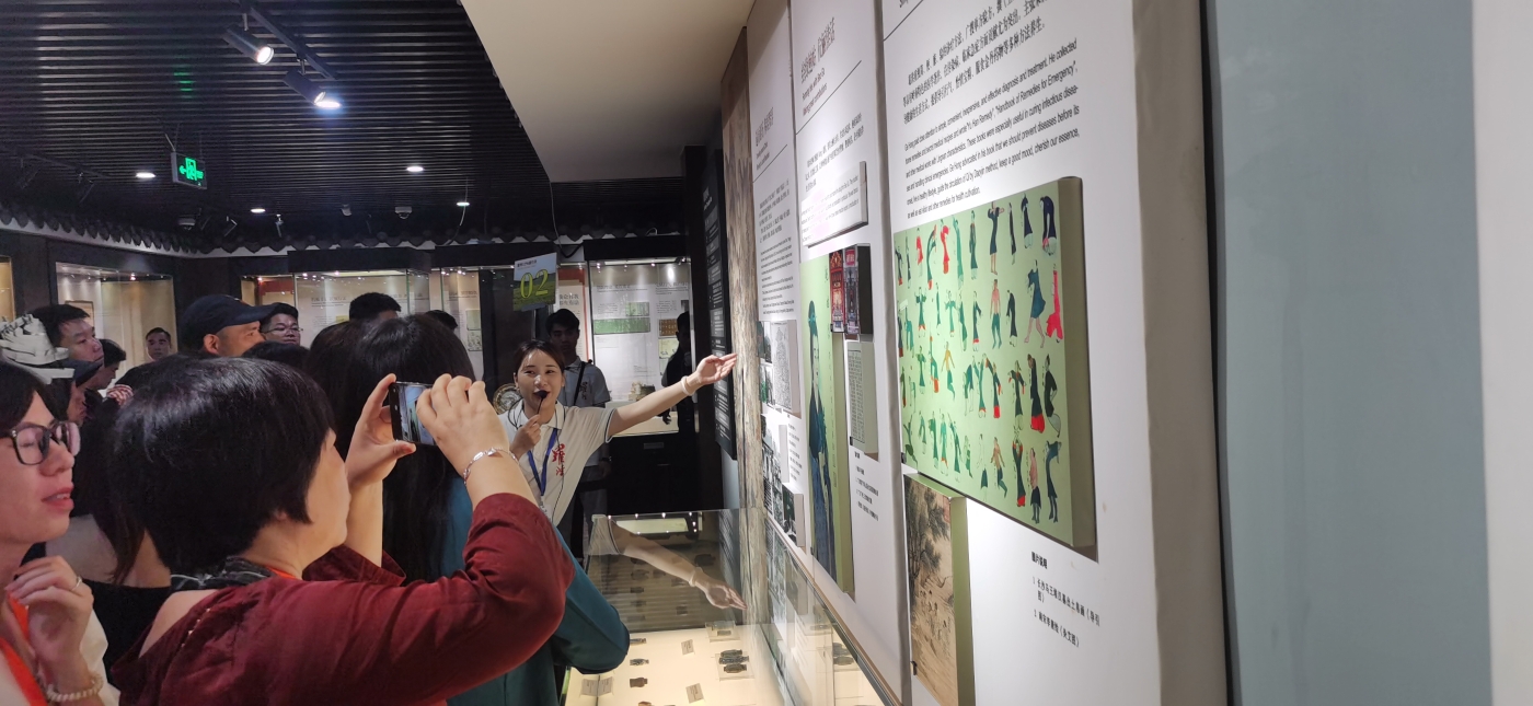 葛洪博物馆吸引着各地游客前来参观 葛洪博物馆吸引着各地游客前来参观