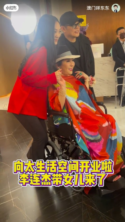 向太与李连杰父女合照。 向太与李连杰父女合照。