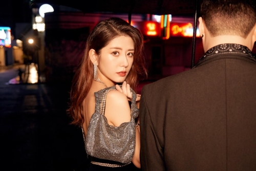 陈嘉慧穿上一袭镶有白珍珠的黑色吊带长裙。 陈嘉慧穿上一袭镶有白珍珠的黑色吊带长裙。