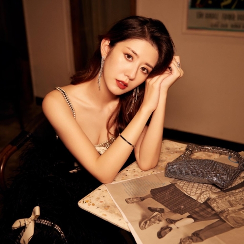 陈嘉慧的长裙为低胸设计。 陈嘉慧的长裙为低胸设计。