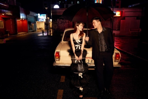 化上浓妆的陈嘉慧在复古车厢前大晒珠宝首饰,加上身后大露背,极有女人味。 化上浓妆的陈嘉慧在复古车厢前大晒珠宝首饰,加上身后大露背,极有女人味。