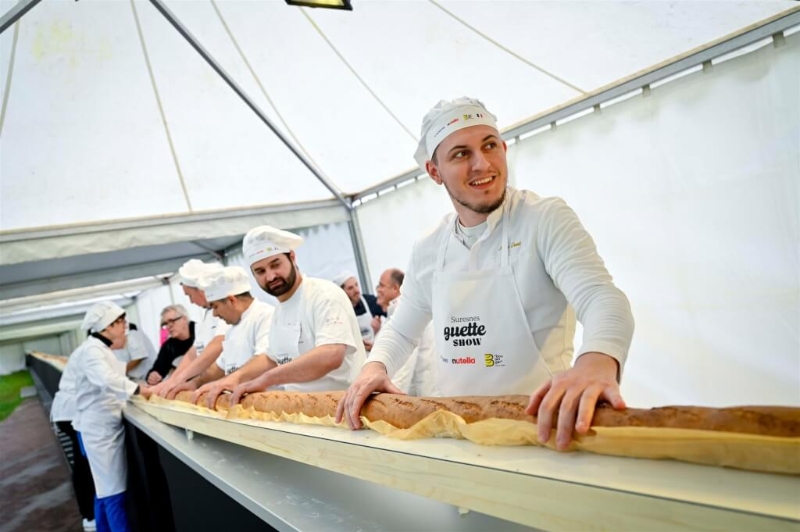 巴黎师傅烤出逾140米长法棍面包