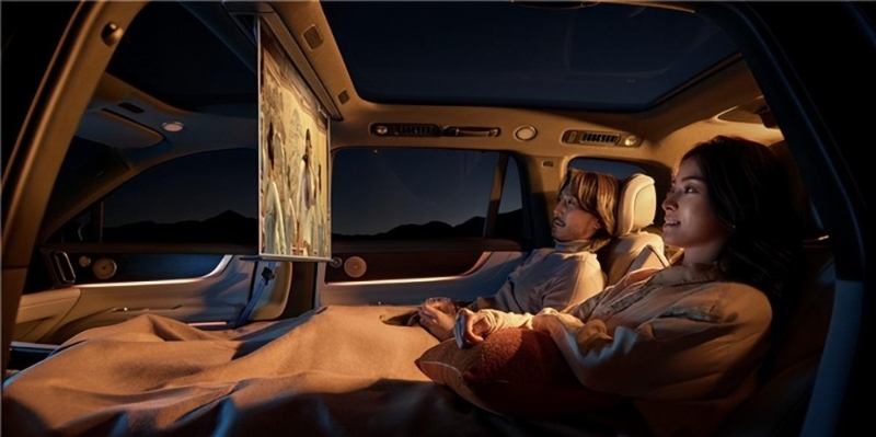 问界M9内有电动升降的32时雷射投影幕,可把车厢秒变流动影院。 问界M9内有电动升降的32时雷射投影幕,可把车厢秒变流动影院。