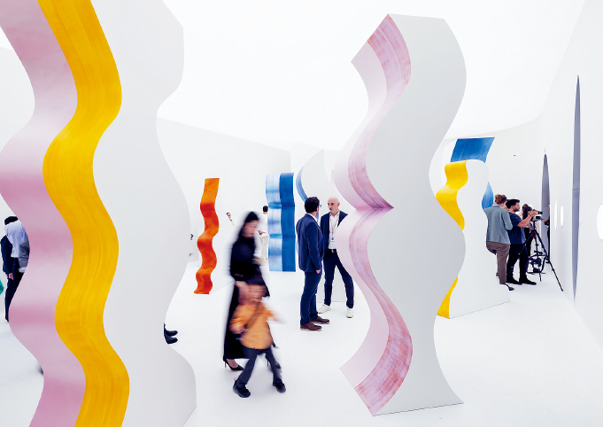 美国视觉艺术家Erin O'Keefe特别为爱马仕创作的展馆装置,利用色彩与几何雕塑呈现新系列腕表的设计亮点。 美国视觉艺术家Erin O'Keefe特别为爱马仕创作的展馆装置,利用色彩与几何雕塑呈现新系列腕表的设计亮点。