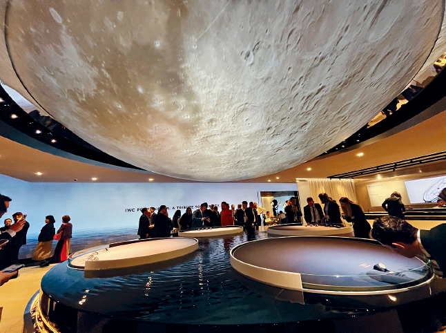 IWC展馆的装置设计犹如引领大家体验一段穿越太空与时间的旅程。 IWC展馆的装置设计犹如引领大家体验一段穿越太空与时间的旅程。
