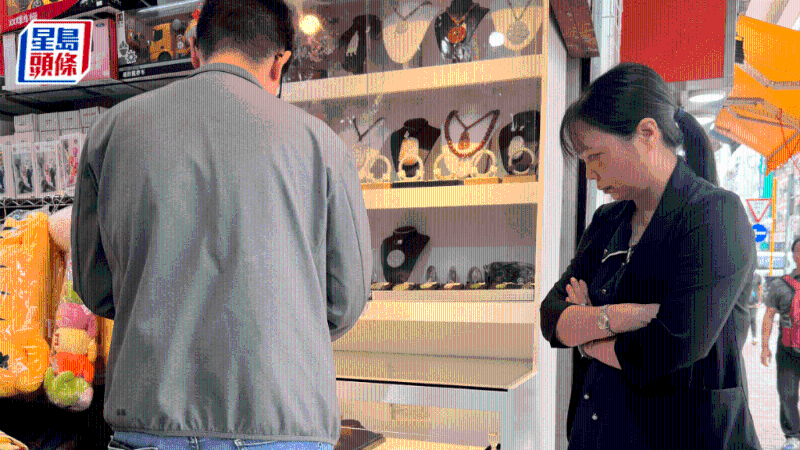 女店东刘小姐(左) 女店东刘小姐(左)