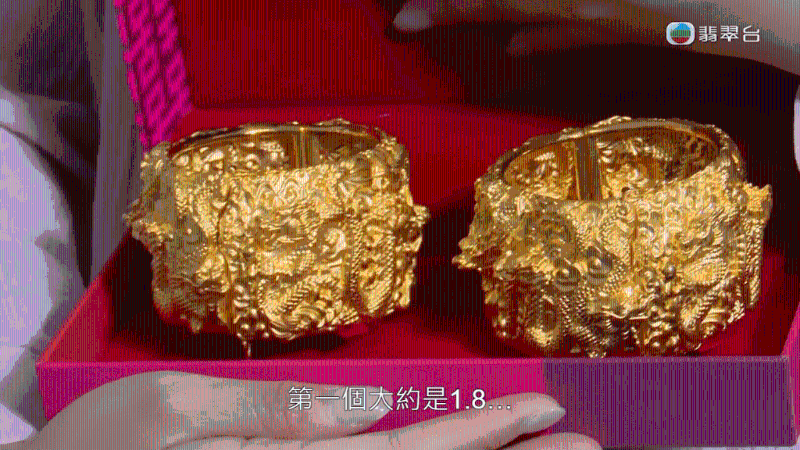 何太展示“定情信物”龙凤镯 何太展示“定情信物”龙凤镯