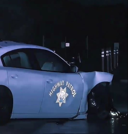 有警车因追截休斯而撞毁。 有警车因追截休斯而撞毁。