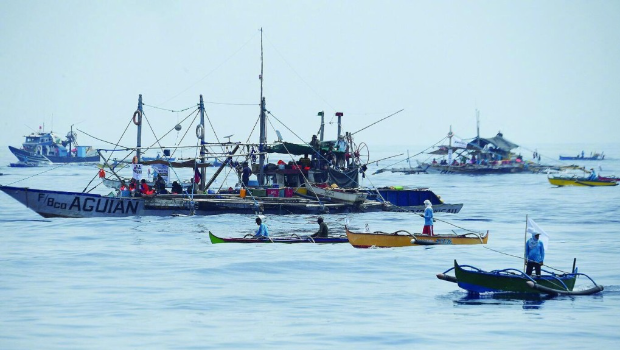 菲律宾数十艘大小渔船15日闯入黄岩岛范围。
