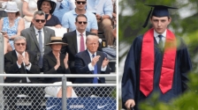 特朗普亮相幼子高中毕业礼，“儿子傻瓜”骄傲全写在脸上