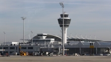 环保人士闯德国慕尼黑机场跑场，航空交通受阻2小时，8人被捕