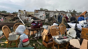 美国爱荷华州受龙卷风吹袭，小镇房屋近被移平，多人死亡