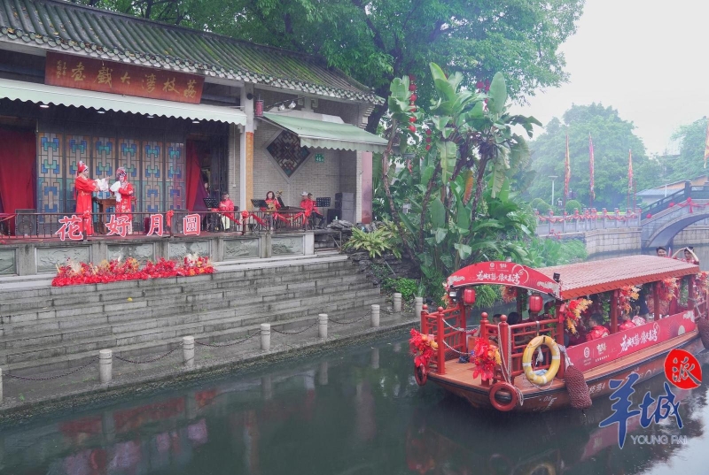 新人们体验传统“喜船”,漫游荔枝湾,体验西关人的水上婚礼.jpg