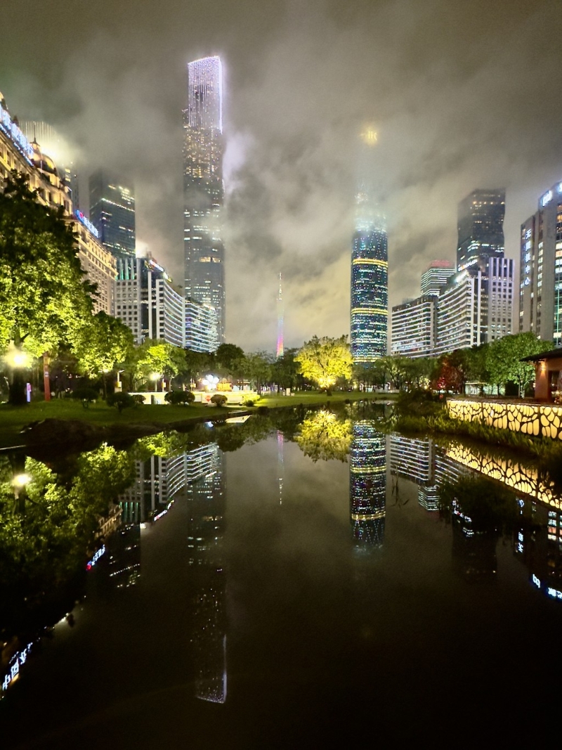 广州塔附近的花城广场是知名旅游景点 广州塔附近的花城广场是知名旅游景点