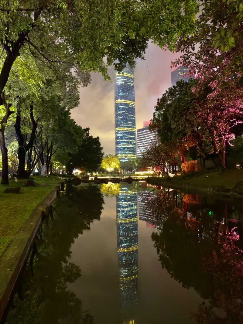 而周边地区是一个大型的城市录化公园,拥有美丽的花园、小湖泊和绿地 而周边地区是一个大型的城市录化公园,拥有美丽的花园、小湖泊和绿地