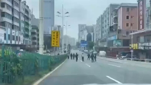 深圳男子在虎门挟持网约车，持刀与警方对峙被制服