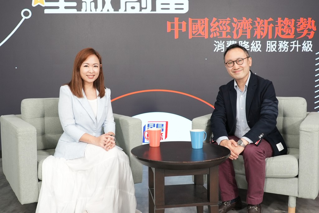 主持林小珍(左)与恒安国际(1044)执行董事及财务总监李伟樑 主持林小珍(左)与恒安国际(1044)执行董事及财务总监李伟樑