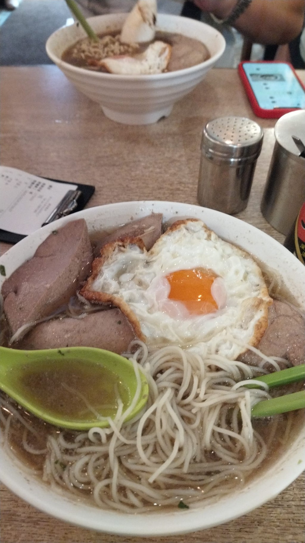 深水埗“天价”猪润米连冻饮盛惠$77!网民直呼价钱太贵 | 星岛环球网