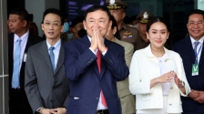 泰国前总理他信，涉质疑君主制遭起诉