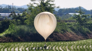 朝鲜200“大便气球”飘向韩国，各地屎袋炸裂污秽遍地