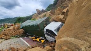台湾基隆潮境公园入口山崩击中多车，已知1送医1受困