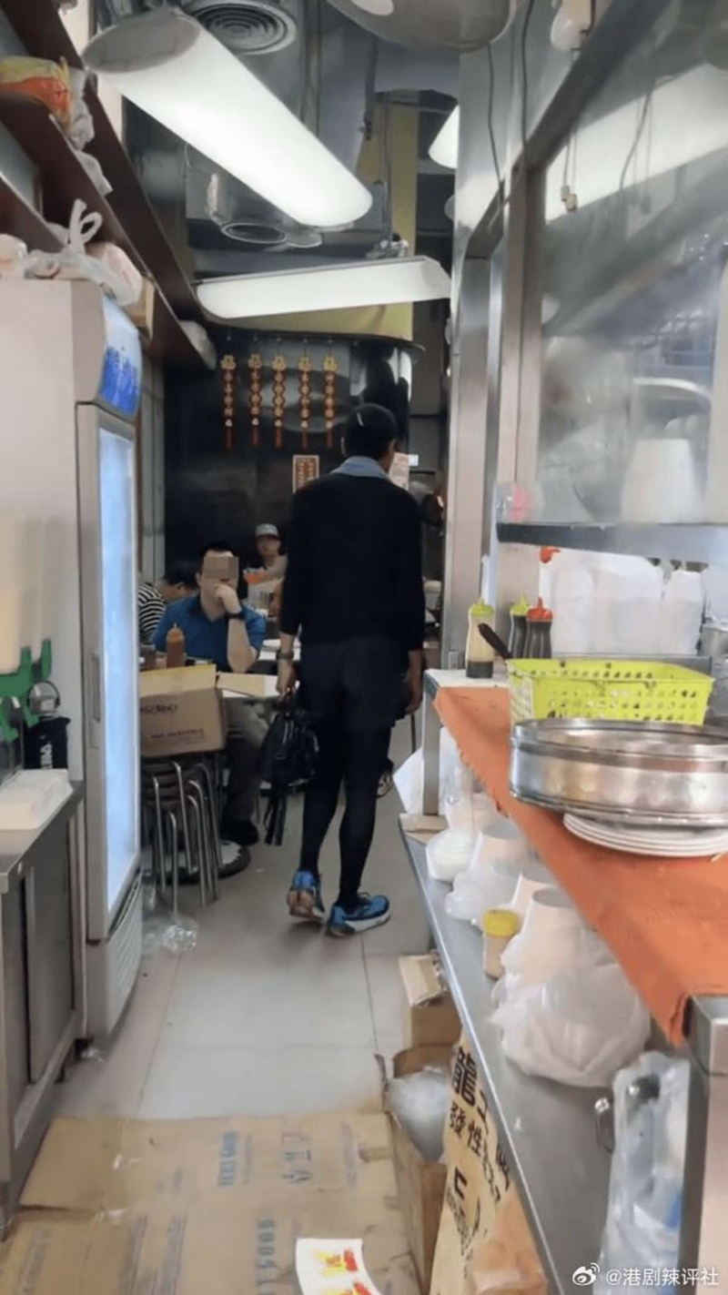 周润发近期在小吃店被民众巧遇。(图/翻摄自微博) 周润发近期在小吃店被民众巧遇。(图/翻摄自微博)