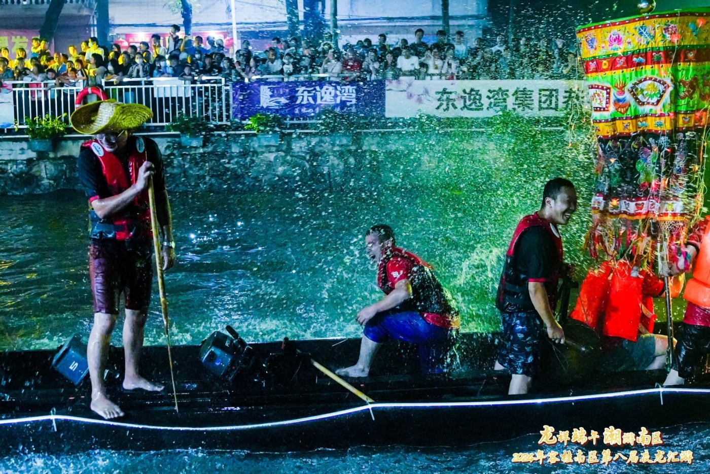 泼水、大笑,超欢乐! 泼水、大笑,超欢乐!