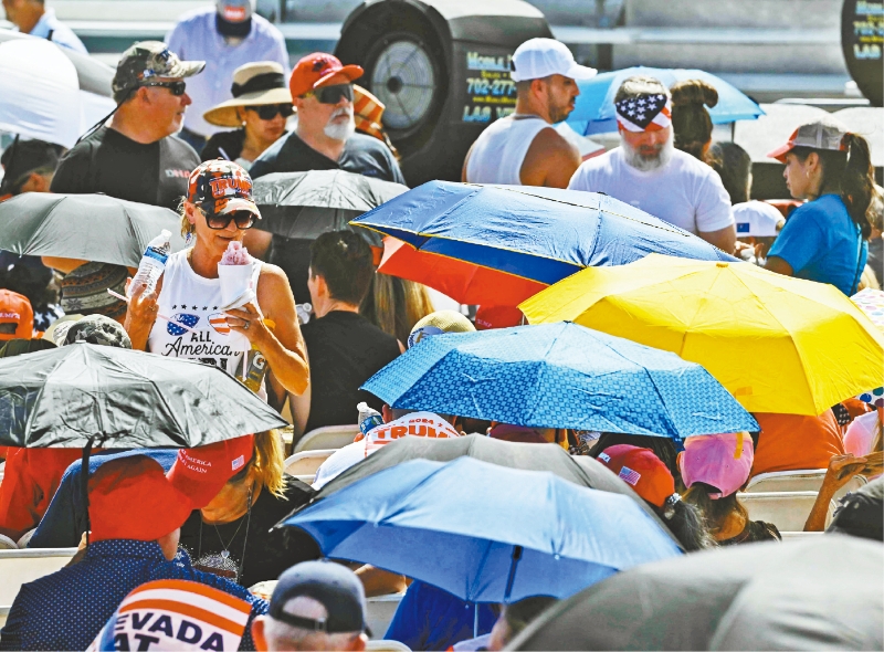 拉斯维加斯的集会地点几乎没有树荫，特朗普团队做足准备以防现场有人中暑，安排额外的医护人手、风扇与食水，并允许支持者携伞。 法新社