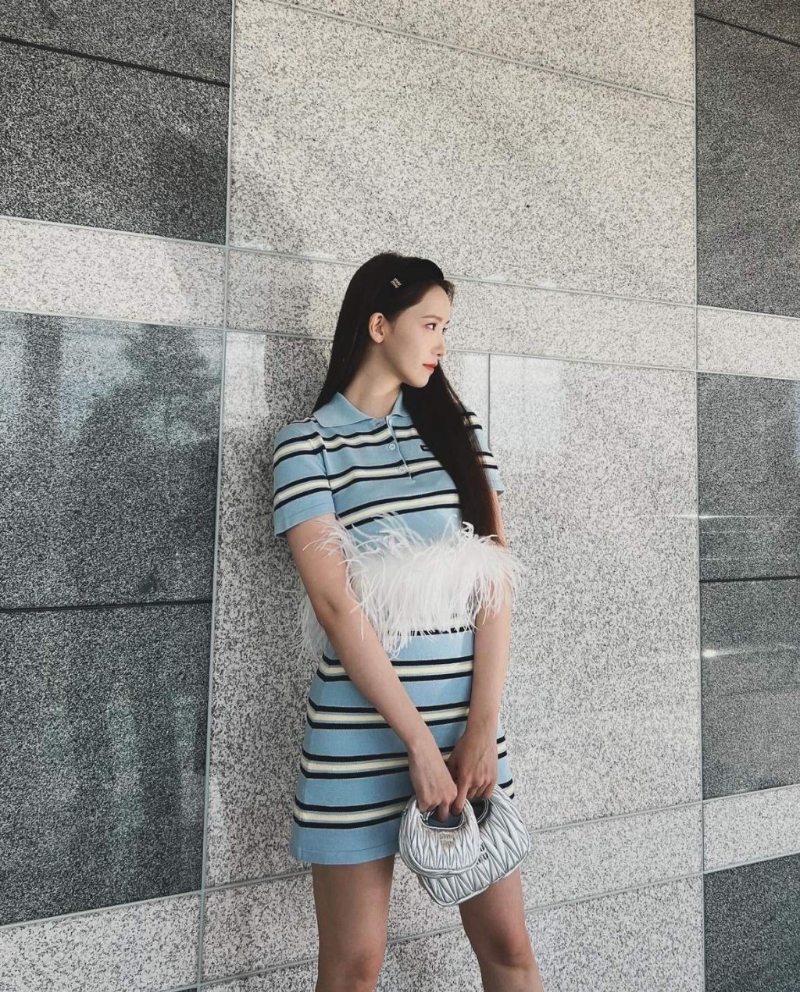 韩星允儿以Polo Shirt及迷你裙,衬以Miu Miu黑色粗发箍,造型充满学院风格。 (图片来源:IG@yoona__lim) 韩星允儿以Polo Shirt及迷你裙,衬以Miu Miu黑色粗发箍,造型充满学院风格。 (图片来源:IG@yoona__lim)