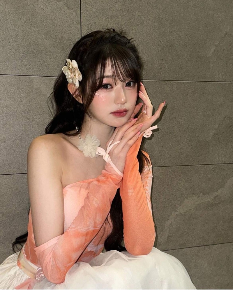 韩团IVE成员张元英以立体花饰发夹配搭优雅的晚装裙,营造夺目焦点。 (图片来源:IG@for_everyoung10) 韩团IVE成员张元英以立体花饰发夹配搭优雅的晚装裙,营造夺目焦点。 (图片来源:IG@for_everyoung10)