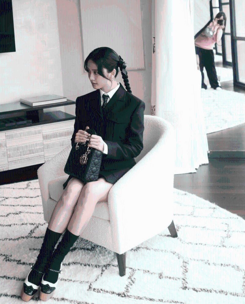 Blackpink成员Jisoo以黑色立体蝴蝶结的孖辫发型,配搭恤衫、领带及西服外套,塑造少女型格。 (图片来源:IG@sooyaaa__) Blackpink成员Jisoo以黑色立体蝴蝶结的孖辫发型,配搭恤衫、领带及西服外套,塑造少女型格。 (图片来源:IG@sooyaaa__)