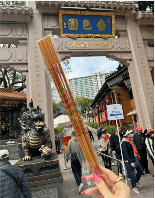 日前,有内地少女在小红书 分享游历黄大仙庙祈福 日前,有内地少女在小红书 分享游历黄大仙庙祈福